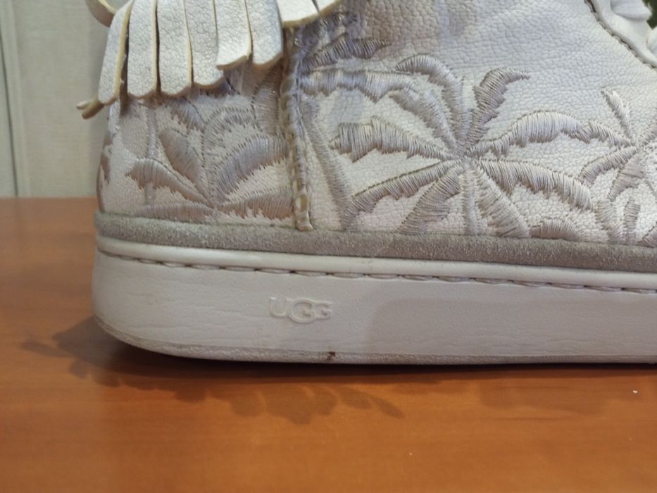 Продам мужские лёгкие кожаные кроссовки сникерсы UGG . Оригинал