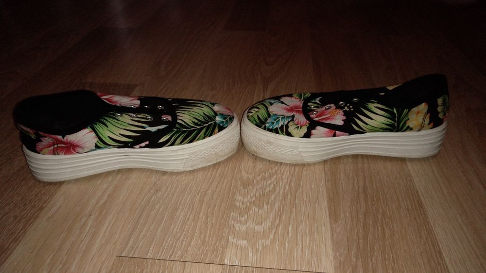Buty z podwyższeniem w kwiaty