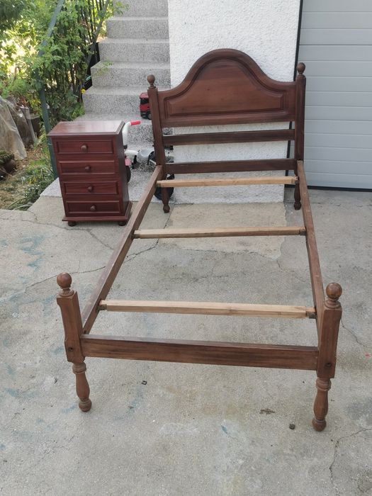 Cama de solteiro e mesinha de cabeceira