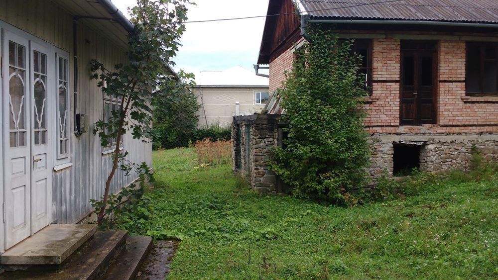 Особняк в Косові, півторачка з прибудовами