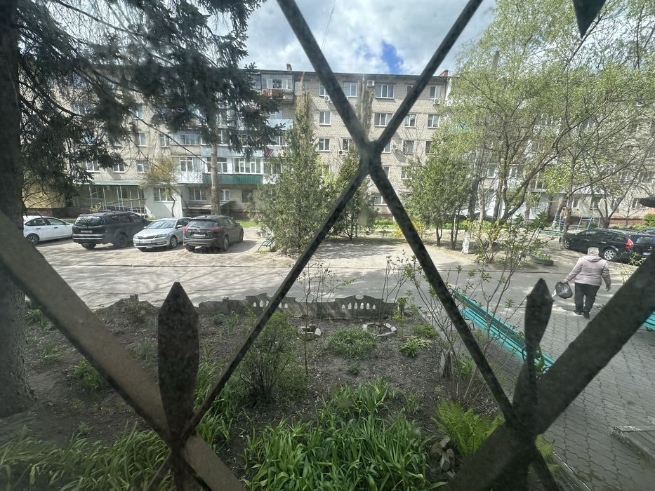 Продаж 2 кімнатної квартири 1 поверх (можливо під офіс), сквер Бабаєва ,центр міста паркова зона