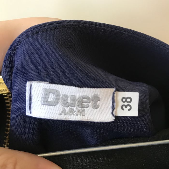 Granatowa rozkloszowana sukienka z długim rękawem z koronką