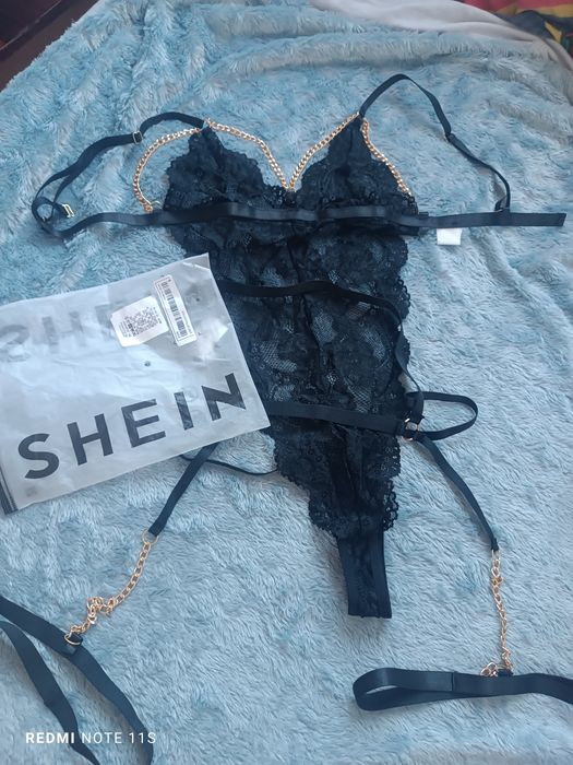 Kombinezon erotyczny koronowy ze złotymi łańcuchami