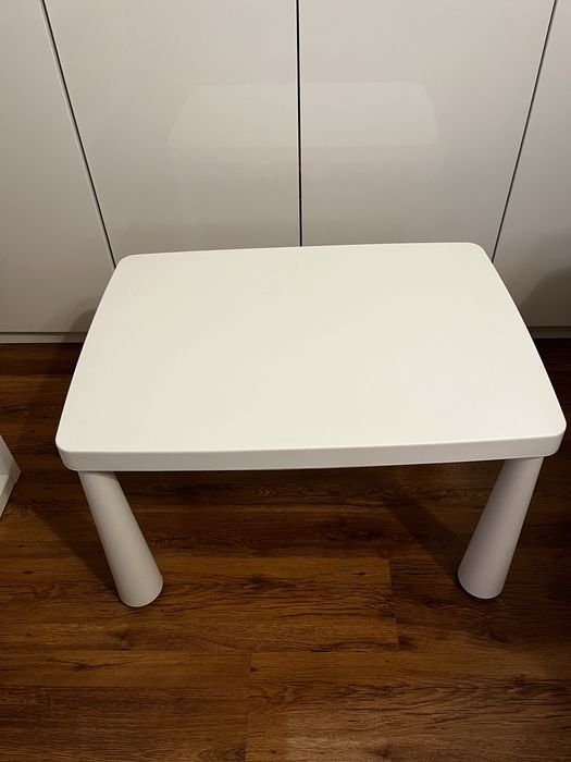 Mamut i krzesła (ikea)
