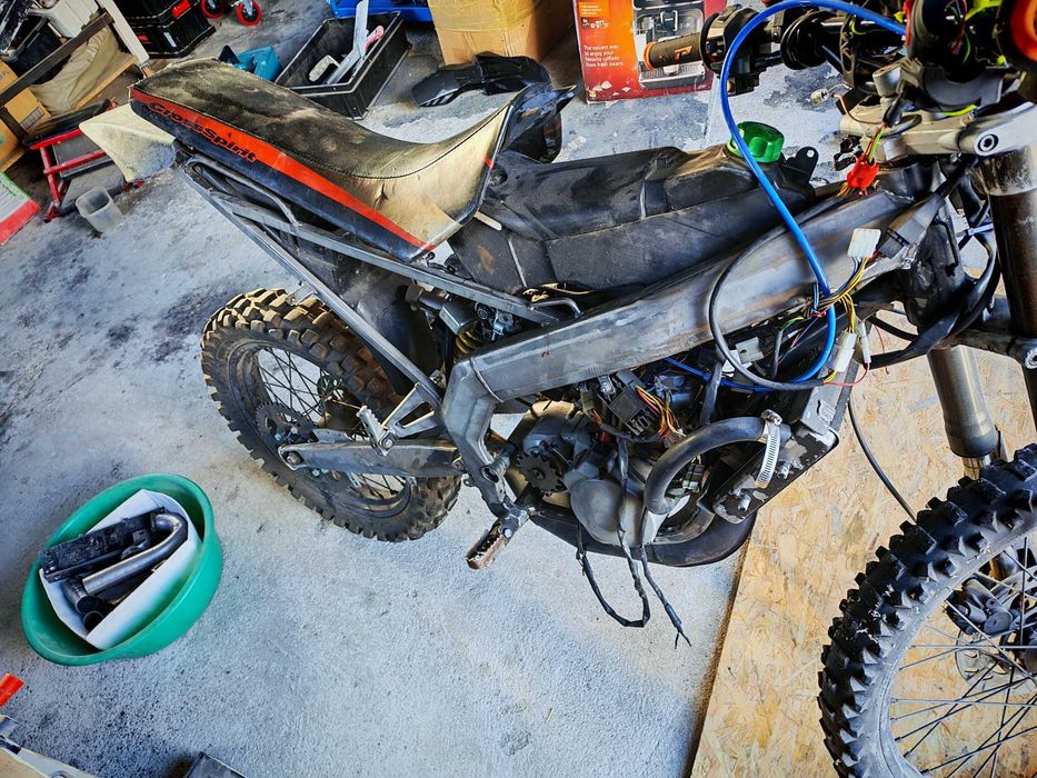 Rama z dokumentami Derbi Senda 2004 Pod silnik od Aprilia 125