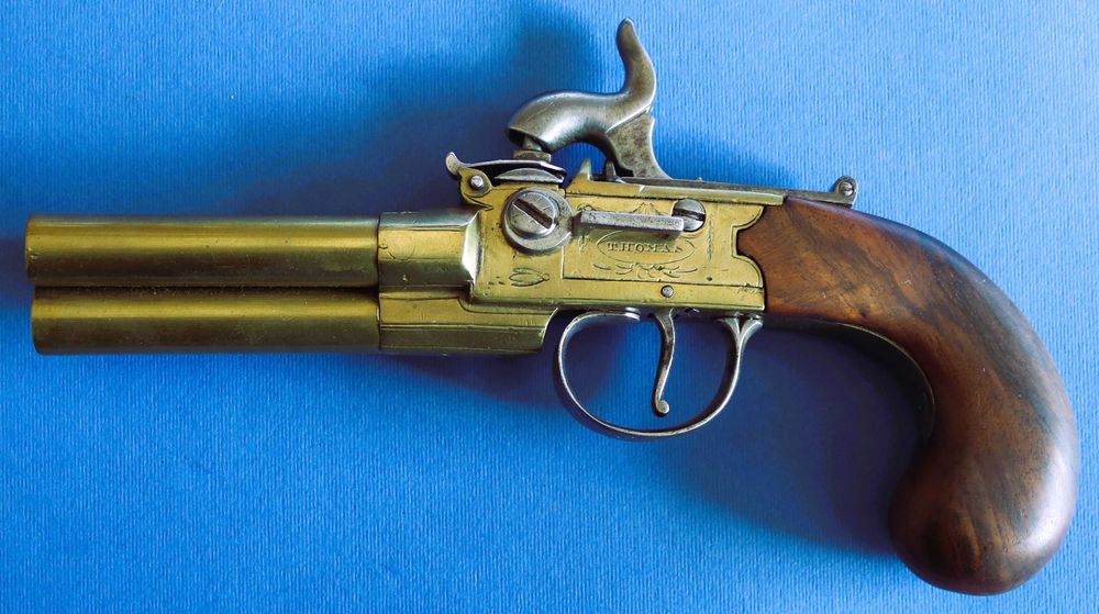 Pistola inglesa de três canos marcada THOMAS em percussão s.XVIII/XIX