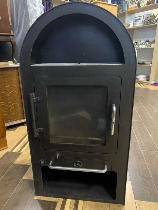 Буржуйка , камін , піч на дрова