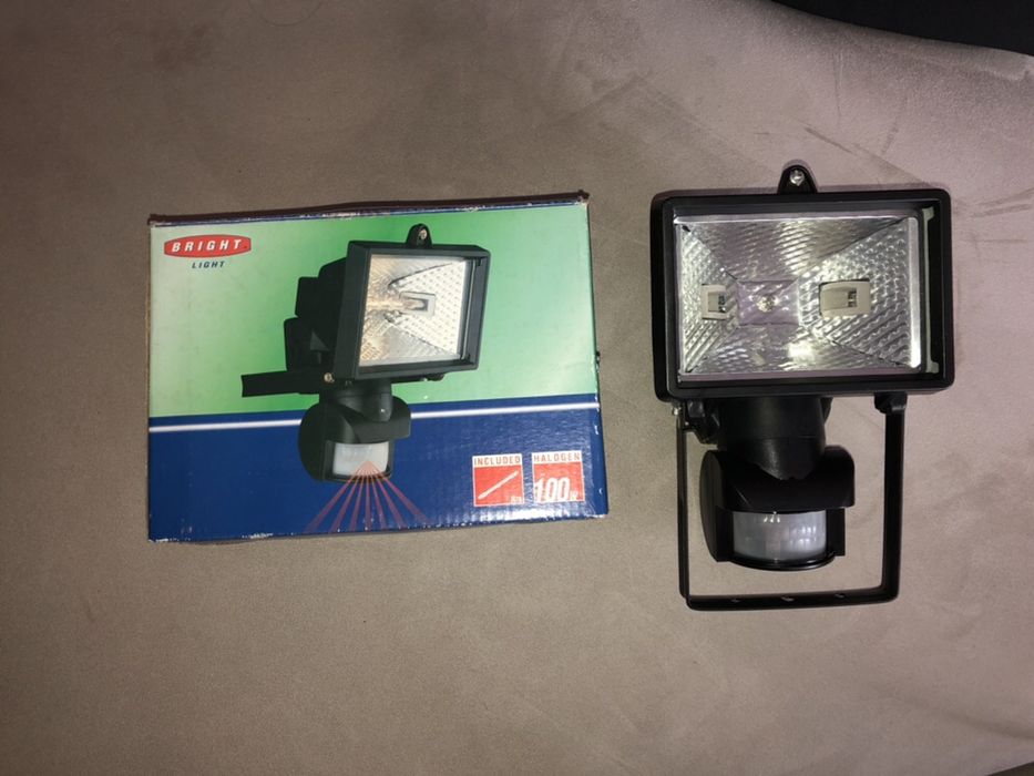 Holofote para exterior com sensor de movimento