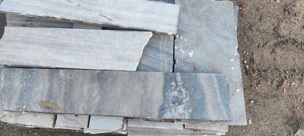 Kawałki granitu z posadzki po demontażu