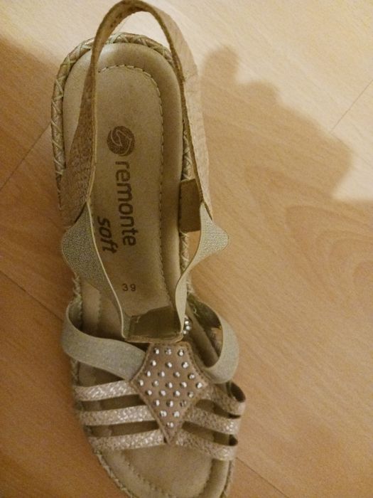 Sprzedam sandały damskie  remonte