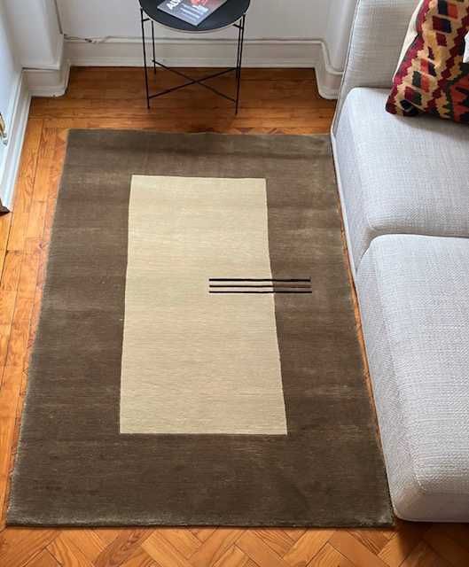 Selling a rectangular wool rug.