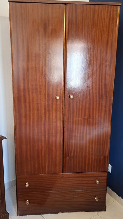 Guarda-fato com 2 portas e 2 gavetas
