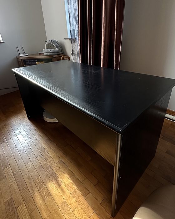 чорний офісний стіл