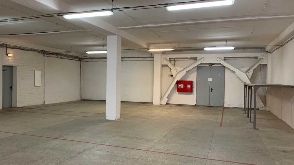 Окремо розташована офісно-складська будівля 4920 м²