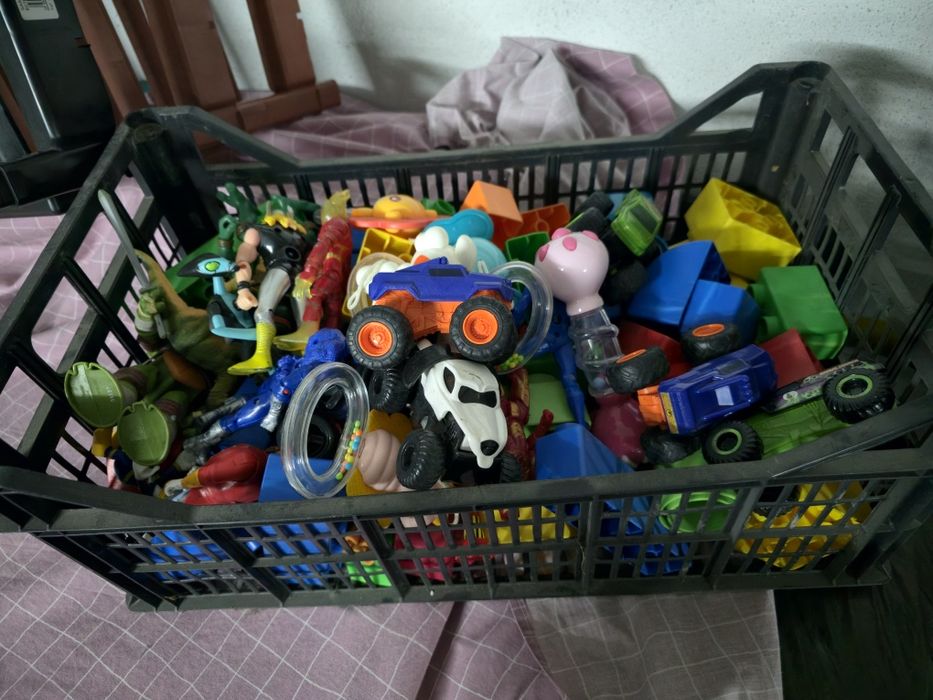 Cesto com legos e brinquedos tudo 5€