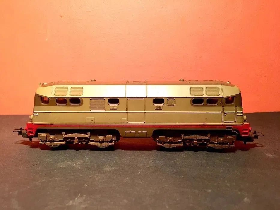 LIMA HO - 1 locomotiva - 2 carruagens - a funcionar - anos 60