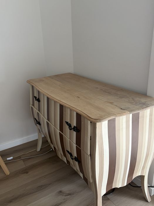 Cómoda estilo clássico com riscas