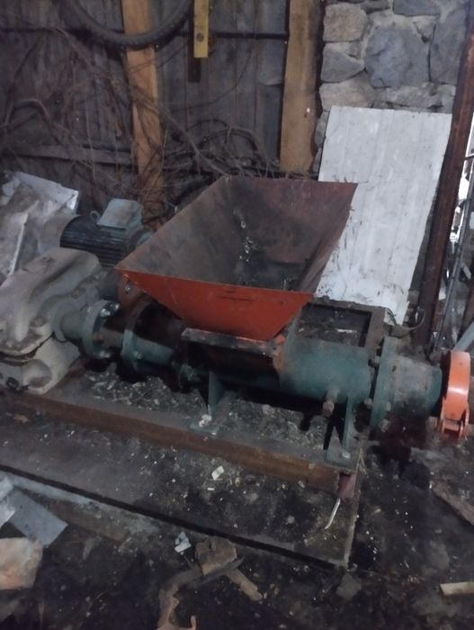 Продам станок для производства торфобрикетов