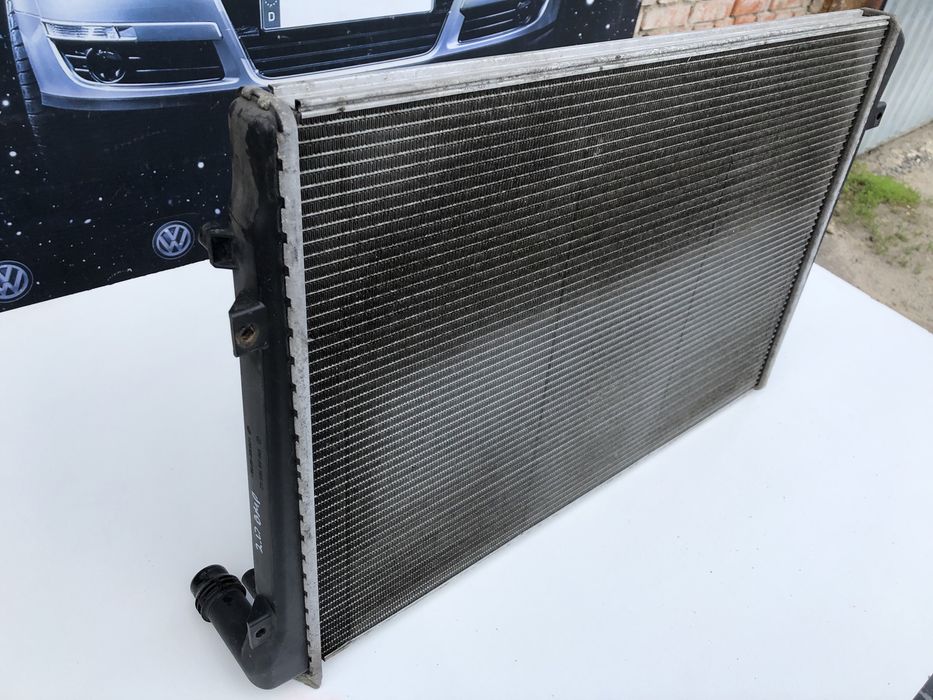 Радиатор охлаждения двигателя радіатор основний Пассат Б6 2.0 BMP