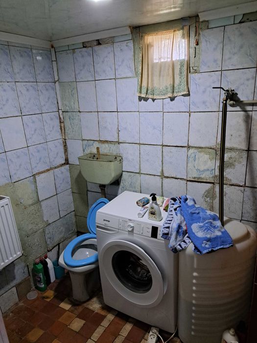 Житловий будинок з меблею та побутовою технікою.