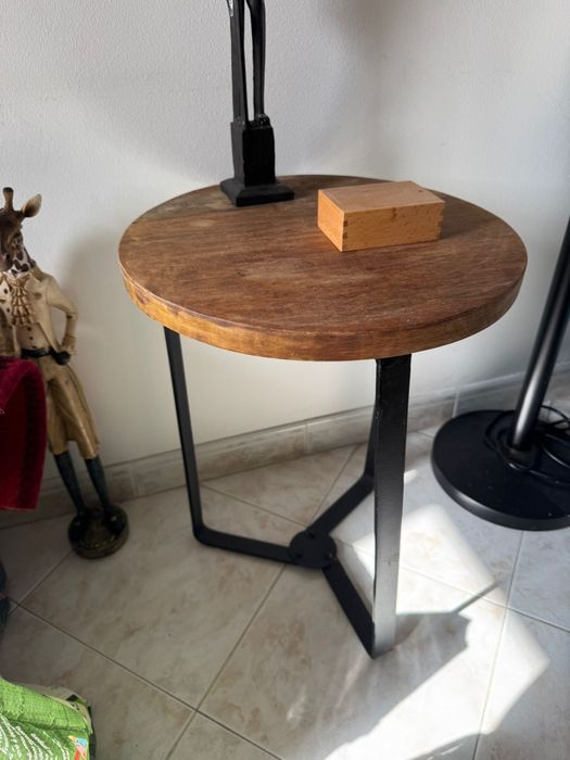 Mesa de apoio  com tampo de madeira