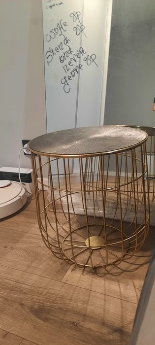 Mesa cabeçeira ou para arrumo de mantas