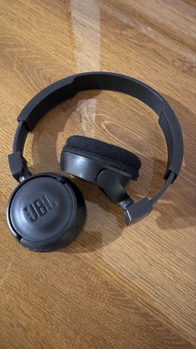 Продам  безпровідні накладні Bluetooth- навушники JBL T450BT