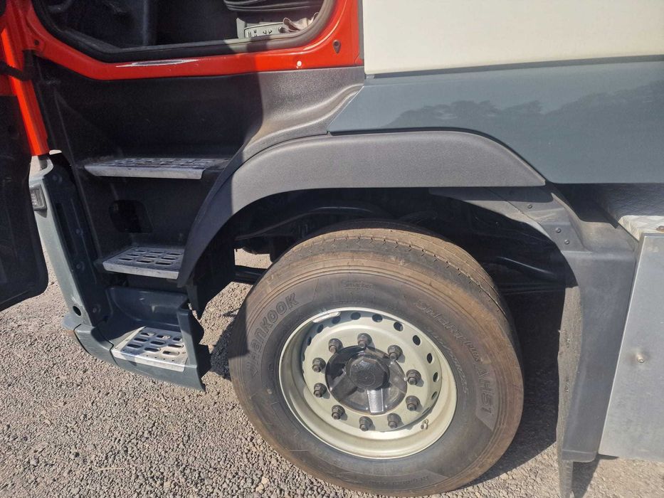 Camiao VOLVO com Grua