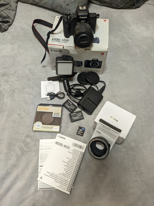 Câmara fotográfica mirrorless Canon EOS M50 em kit com a lente Canon EF-M 15-45mm f/3.5-6.3 IS STM + acessórios e extras