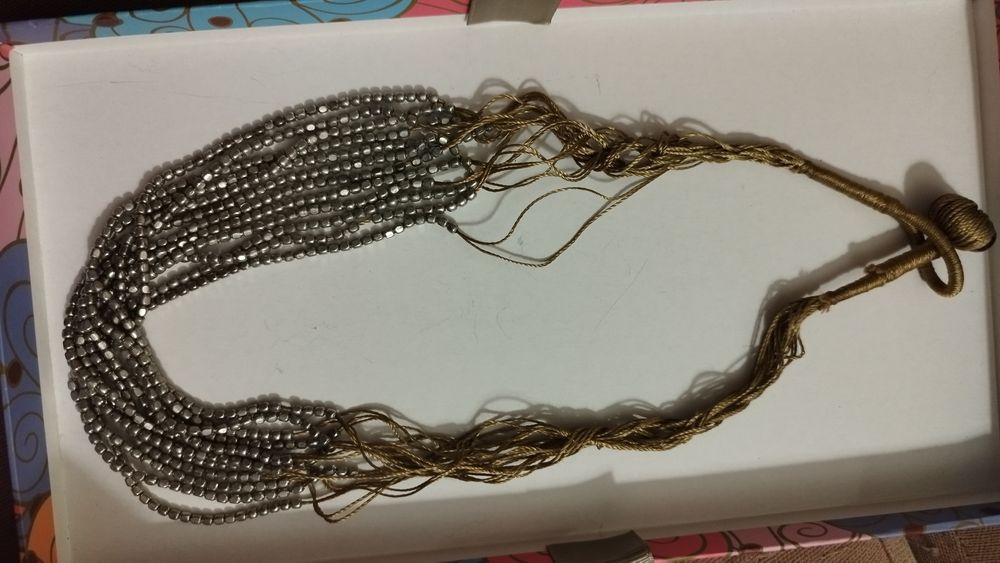 Colares, um deles em ação. Com muito pouco uso.