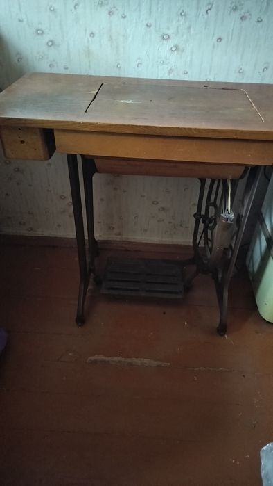 Швейна машинка подільська з тумбою