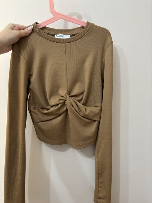 Brązowa prążkowana bluzka z długim rękawem Bershka