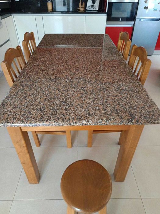 Mesa com tampo em granito