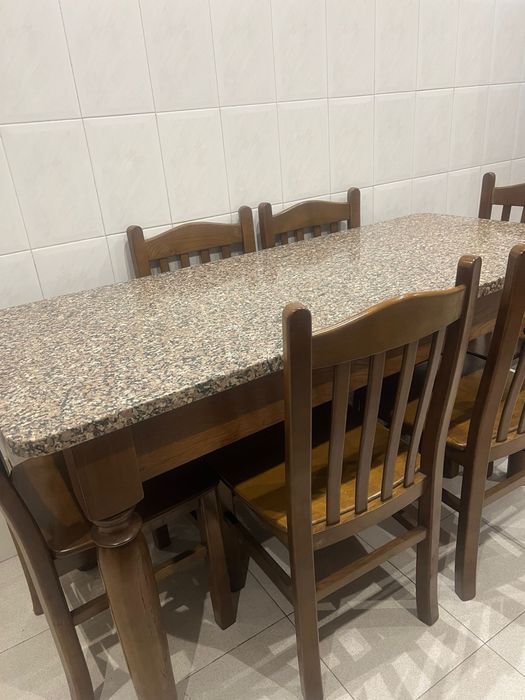 Cozinha completa em madeira + mesa de pedra e 6 cadeiras