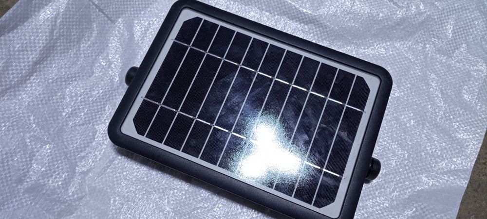 Прожектори з сонячною панеллю.