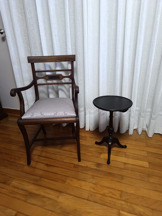 Conjunto antigo restaurado. Cadeirão e mesa de apoio