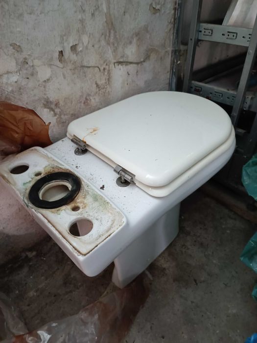 Продам унітаз з кришкою в м. Бердичів