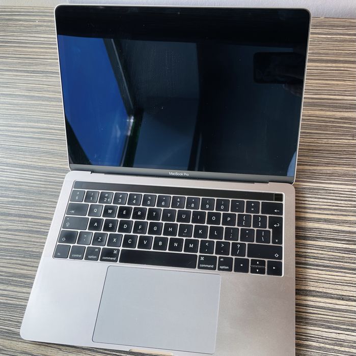 Macbook Pro 2016 A1706 i5 2.9GHZ 8GB ram 250gb