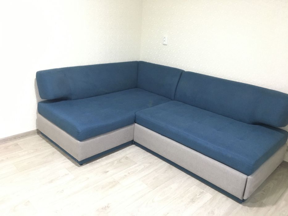 Диван кутовий розміри 2.3 х 1.7м.