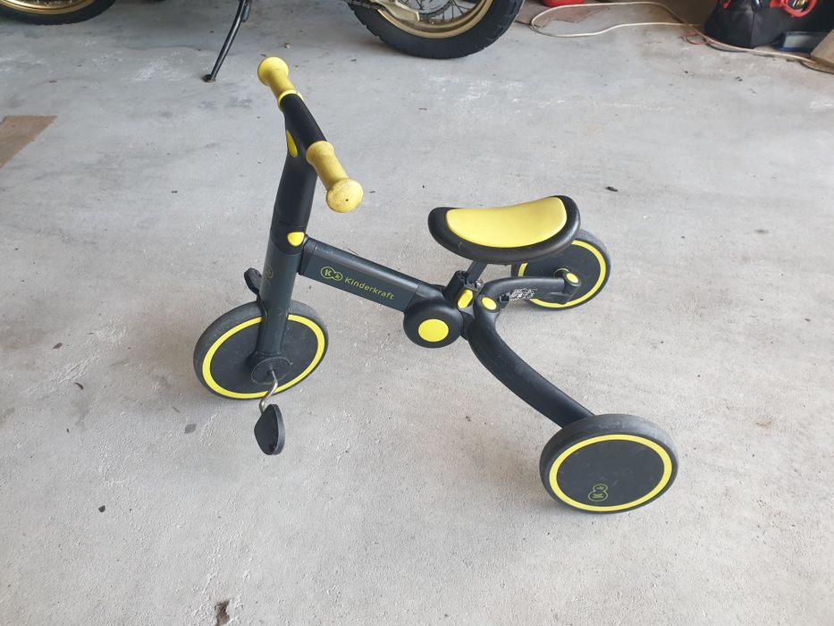 Triciclo usado para criança