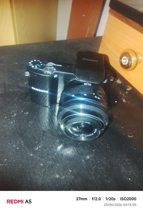 Máquina fotográfica Samsung com carregador e cartão de memória  a trabalhar sem problemas poso incluir um tripé e bolsa