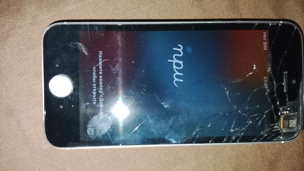 iPhone  SE   2016год