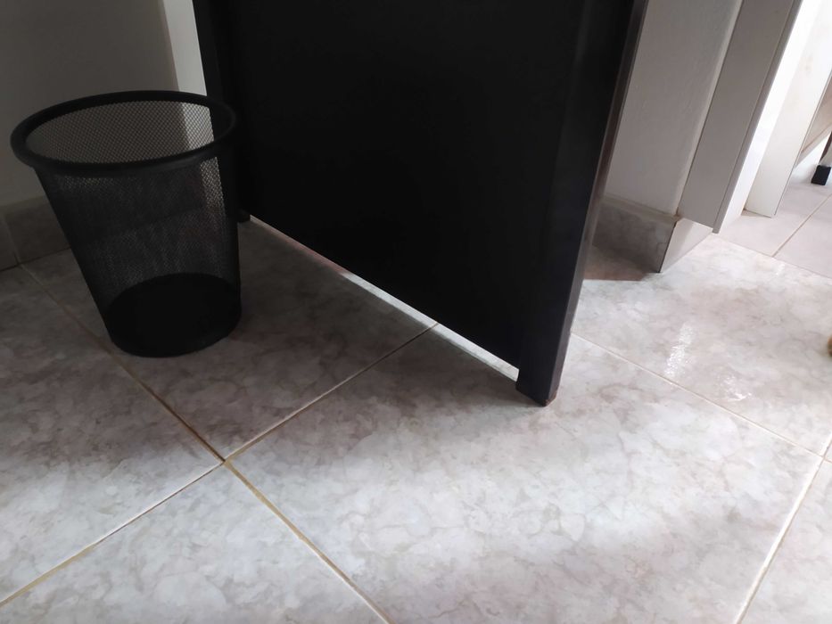 Secretária com tampo em vidro