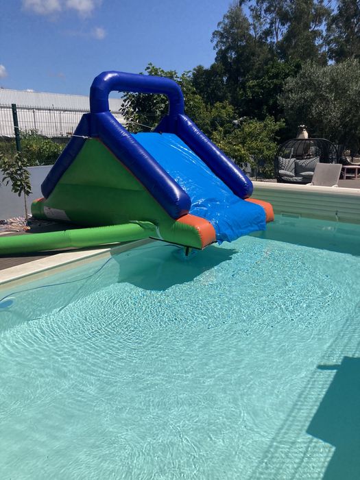 Insuflável Aquático com Escalada e Slide