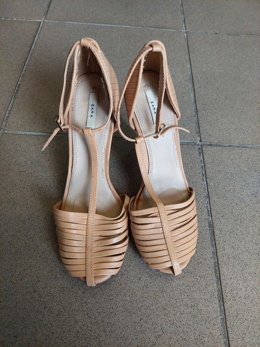 Buty na obcasie - sandałki beżowe, obcasy brązowe i fioletowe