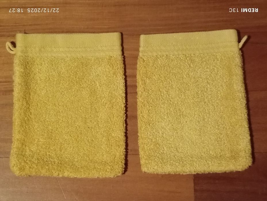 Três pares de "luvas de banho"