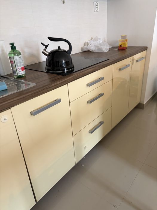 Zestaw mebli kuchennych z pochłaniaczem wilgoci, zlewem i płytą