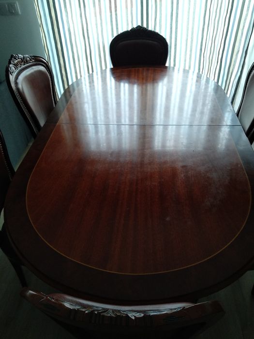 Mesa de sala extensível em madeira maciça com cadeiras em pele