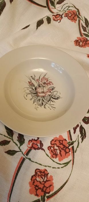 Посуда. Тарелки мелкие, глубокие.