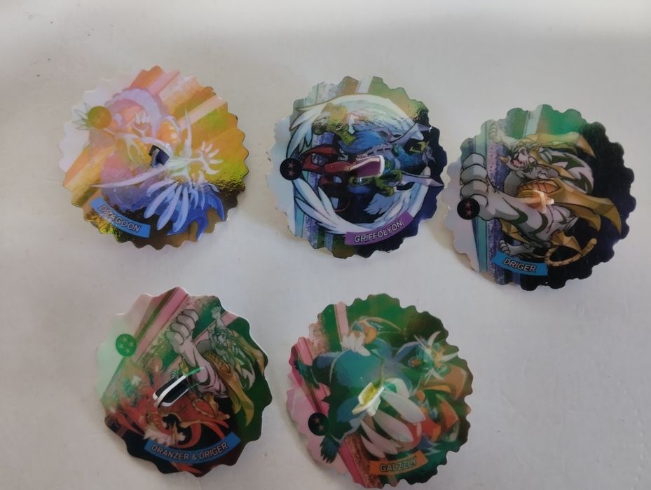 (C) Tazos de vários temas